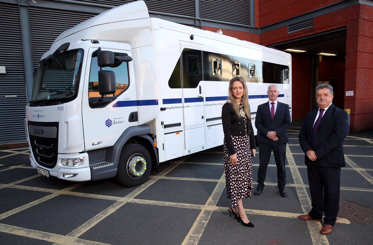 Absolutely delighted to welcome the Lord Mayor of Belfast Councillor <a href="/KateNicholl/">Kate Nicholl</a> to our Prisoner Escort and Court Custody Service team at Laganside Courts this morning as part of #HiddenHeroes Day.