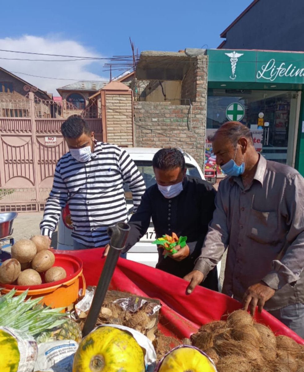 SMC_Srinagar's tweet photo. AntiPolythene drive going on across the city. Srinagar Municipal Corporation!
#AzadiKaAmrutMahotsav
#The6RCampaign
#SwachhtaWeek https://t.co/hpSdLqXpIu