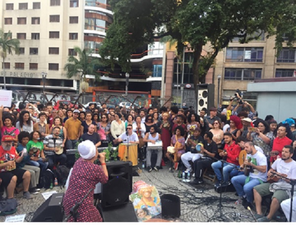 JornalGGN's tweet photo. Samba pela Democracia: Sambistas de São Paulo (SP) se unem ao Fora Bolsonaro do dia 2 de outubro - https://t.co/H7mMsEdDV2 https://t.co/TEZho2y0bV