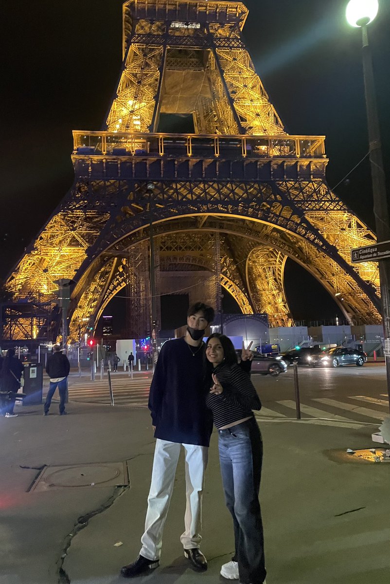 yasyoun1's tweet photo. Meeting Mark under the Eiffel Tour 🤍 thanks u so much @marktuan #MarkTuaninParis https://t.co/pt4vGB6JII