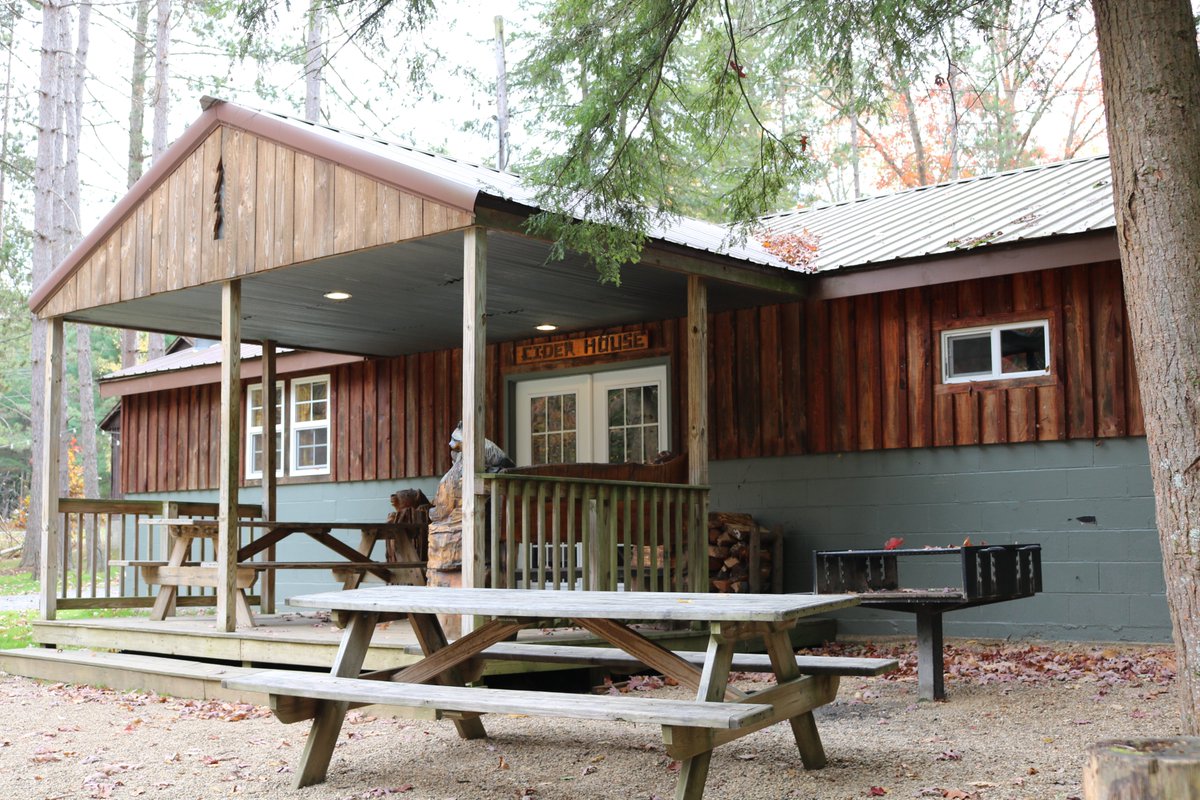 FairWindsCabins's tweet photo. Cider House Lodge is now available this coming weekend, October 1-3. Sleeps a maximum of 16 guests in four bedrooms with a double bed and set of bunk beds in each. Brick fireplace in the living room. Go online for pricing, pictures, or to reserve https://t.co/UjrHIAq6CZ https://t.co/pru6XCjUKy