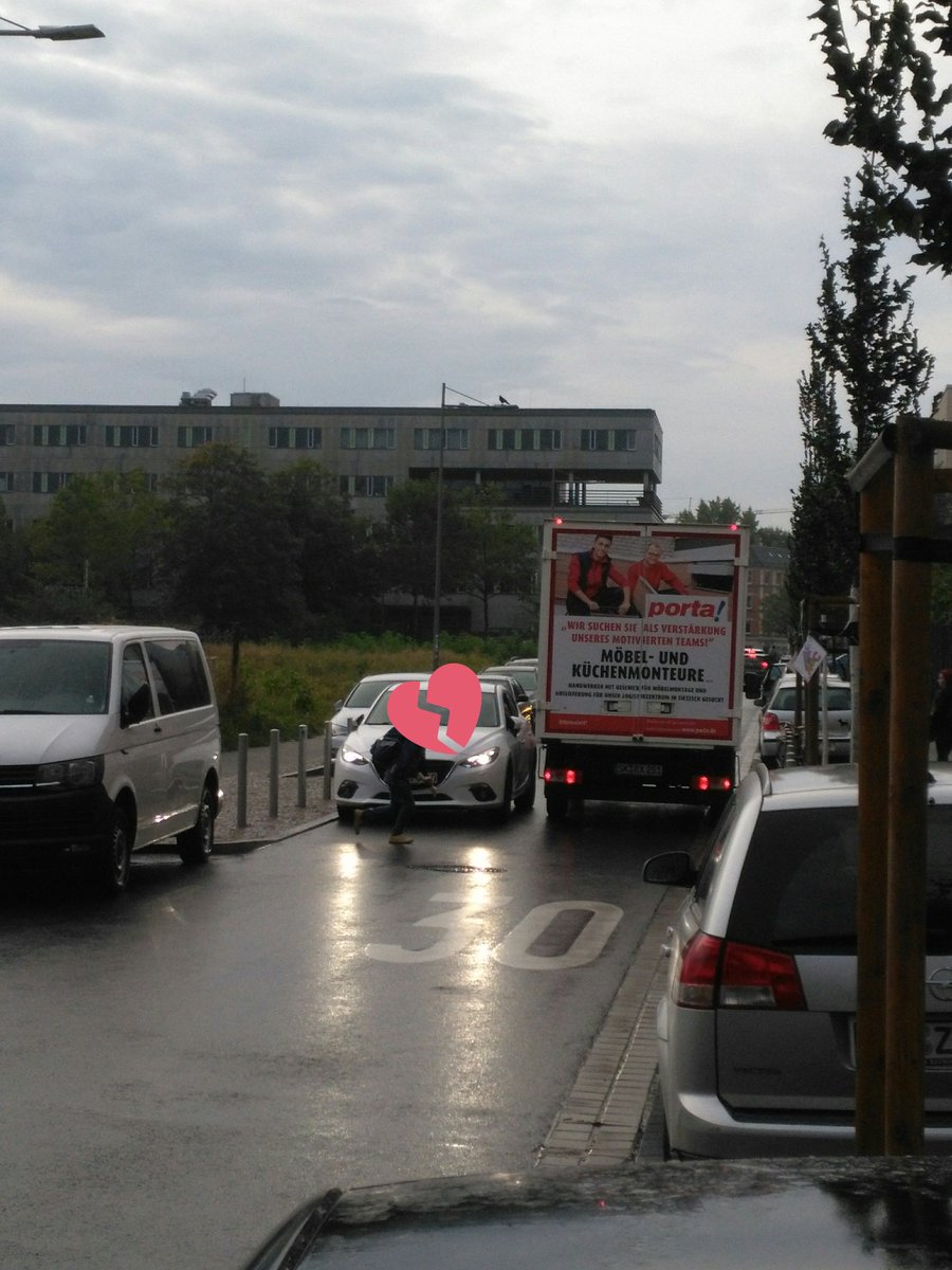 s1rko87's tweet photo. #Schulwegsicherheit so wichtig...
#peakCar
Krasse Fehlplanung der neuen Grundschule @StadtLeipzig
KFZ Weichen auf die Gehwege aus um Platz zu machen. Leidtragende sind die Kinder.
Sperrt den Schleichverkehr aus!
Wo ist unser Fußgängerüberweg?
Dieses tägliche Chaos ist unzumutbar https://t.co/NehHIFjpie