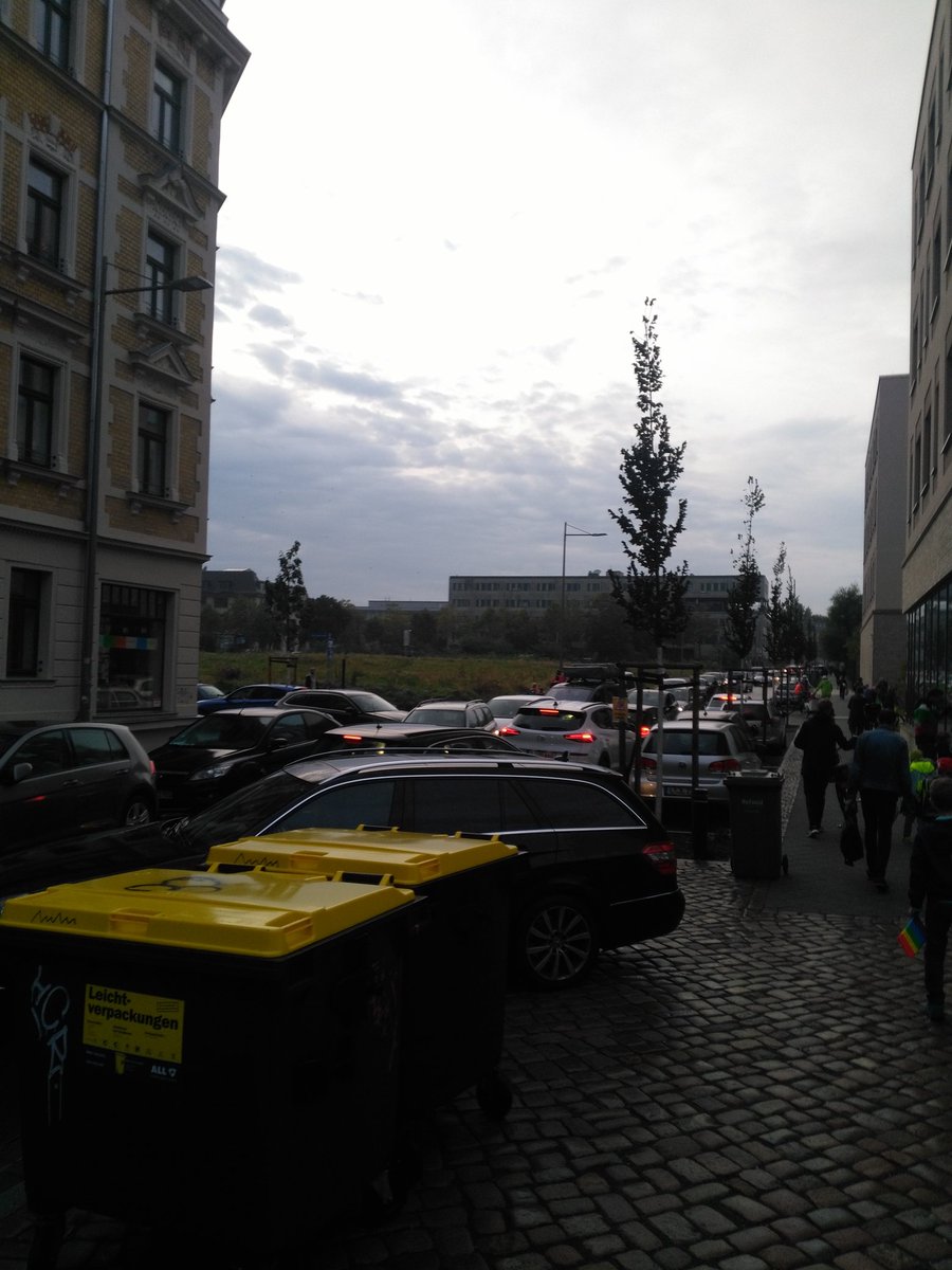 s1rko87's tweet photo. #Schulwegsicherheit so wichtig...
#peakCar
Krasse Fehlplanung der neuen Grundschule @StadtLeipzig
KFZ Weichen auf die Gehwege aus um Platz zu machen. Leidtragende sind die Kinder.
Sperrt den Schleichverkehr aus!
Wo ist unser Fußgängerüberweg?
Dieses tägliche Chaos ist unzumutbar https://t.co/NehHIFjpie