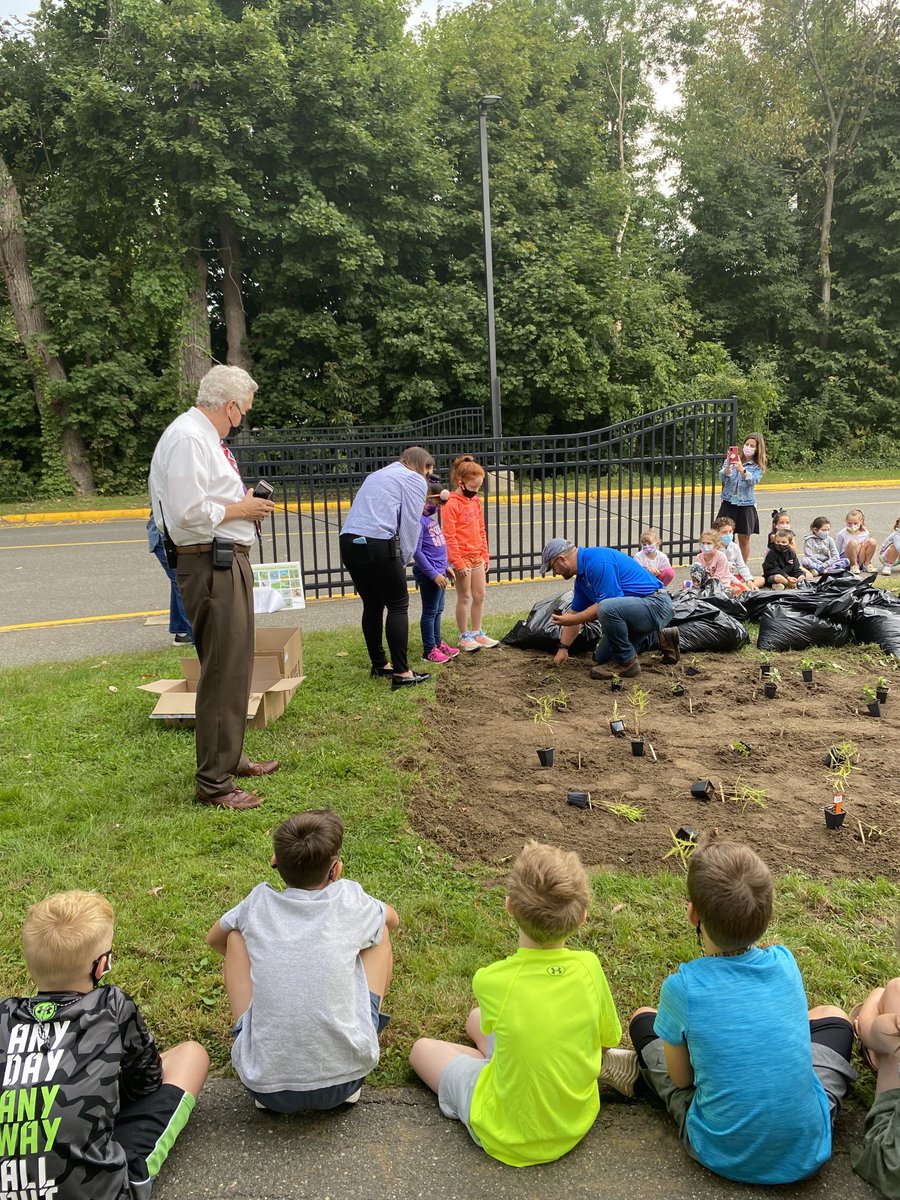 RodrigueLorrie's tweet photo. #newtownps Hawley students learn about pollinators and put together a pollinator garden on campus with the help of Rotary. https://t.co/uCxPQJ86e4
