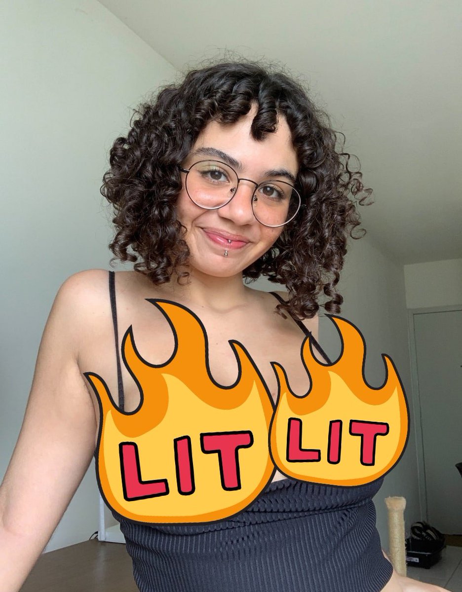 Çarşambaları hiç sevemedim. Kimse yok mu bu emojilerin altını merak eden. 
Foto video, canlı show ve iç çamaşırı satışı merak etmeyin harçlık için 
😋🙈😋🙈