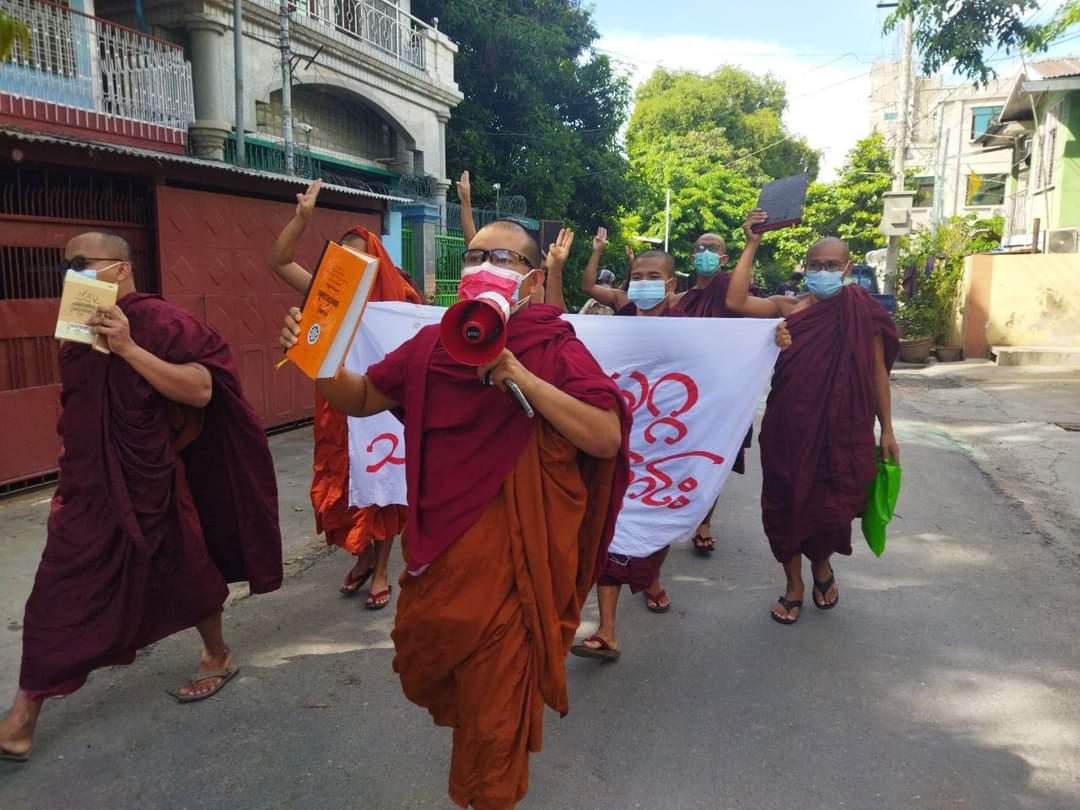 Nikki66000460's tweet photo. Anti-coup strike by Mandalay Monks Union as 233rd day, despite brutal crackdowns, without a day off. 🪧  #Sep29Coup #WhatsHappeningInMyanmar #MyanmarEconomicCollapse https://t.co/M1zPQ5oJp9