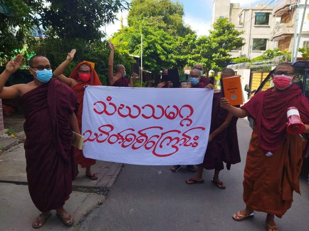 Nikki66000460's tweet photo. Anti-coup strike by Mandalay Monks Union as 233rd day, despite brutal crackdowns, without a day off. 🪧  #Sep29Coup #WhatsHappeningInMyanmar #MyanmarEconomicCollapse https://t.co/M1zPQ5oJp9