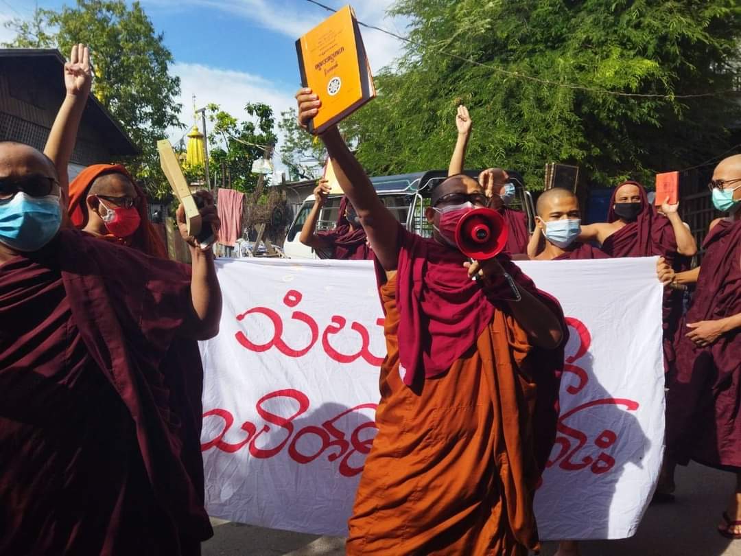 Nikki66000460's tweet photo. Anti-coup strike by Mandalay Monks Union as 233rd day, despite brutal crackdowns, without a day off. 🪧  #Sep29Coup #WhatsHappeningInMyanmar #MyanmarEconomicCollapse https://t.co/M1zPQ5oJp9