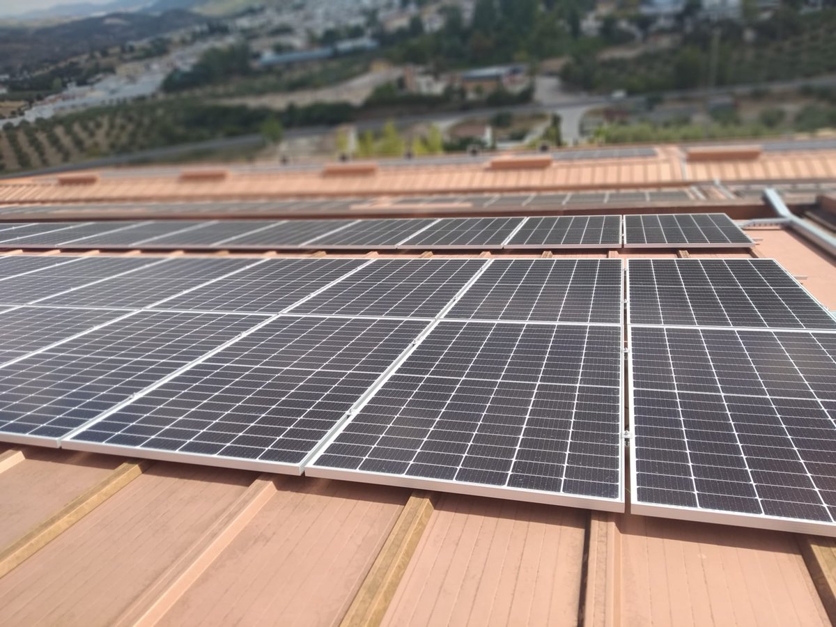 AzulyVerde_'s tweet photo. @ventadelbaron amplia su instalación solar fotovoltaica con 162 nuevas #placassolares☀️, con el objetivo de ser cada vez menos dependiente de la red eléctrica🔌y consumir la energía producida en su propio tejado🏭

Gracias por confiar, una vez más, en nuestro trabajo✌️ https://t.co/8SjZFZ5cjW