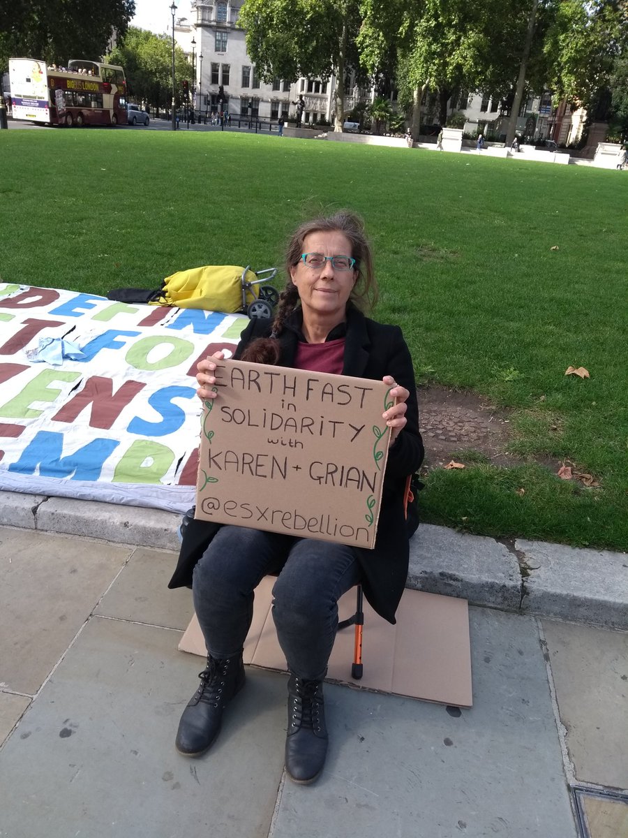 pamsutherland5's tweet photo. I'm fasting for the day in Parliament Square, in solidarity with Karen and Grian of @esXrebellion who haven't eaten for 33 days as they campaign for a citizen's assembly on the climate crisis.
@TeresaRibera @mitecogob @earth_fast 
#SolidarityEarthFast
#HuelgadeHambreporelClima https://t.co/vo1Y7USPHn