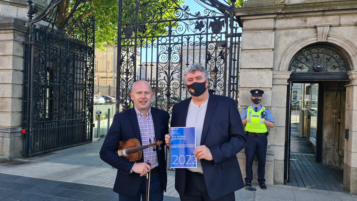 ThomasPringleTD's tweet photo. Caught up with Castlefinn fiddler @MattMcGranaghan to support the @meaiireland #paytheperformer protest today. With #Donegal's rich musical tradition this is a campaign I'd urge people to get behind https://t.co/NXcWlSyrSw