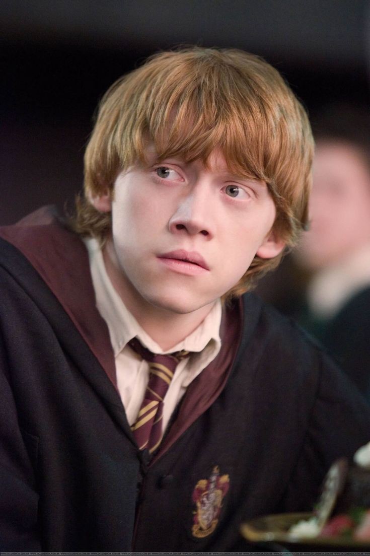 Ron, sınav görevlisinin kafasını karıştırdıktan sonra bir Muggle sürüş testini geçti, ancak Hermione'nin bilmesini istemiyor. ~Headcanon~