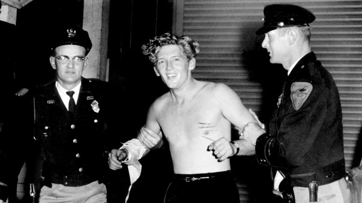 Happy 86th birthday to the Killer, Jerry Lee Lewis, pictured here w/two fans. 