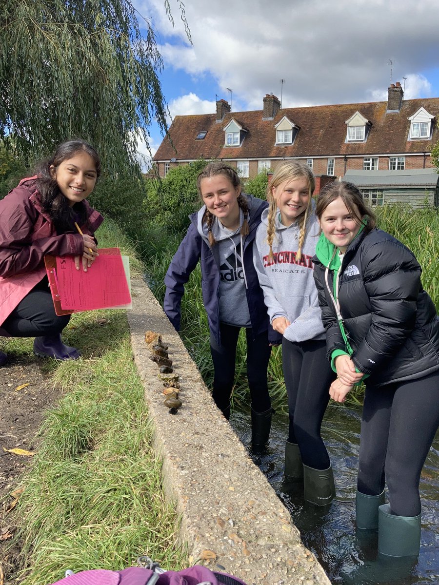 Theabbey_geog's tweet photo. The U5 enjoying the outdoors and investing the River Chess. ⁦@theabbeyschool⁩ ⁦@FSCAmersham⁩ #choosegeography https://t.co/iaZxzwyvvR