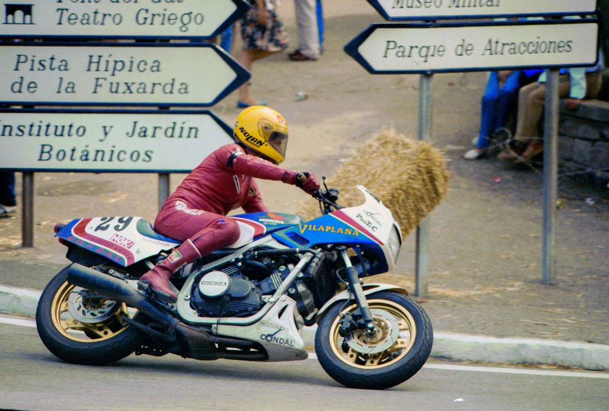 popsyosh34's tweet photo. 24 Hours Montjuic #Endurance 1983 π
Eduardo Carol and Narciso Rabaseda #29
Honda TT1 VF750F
pic by Manolo Serrano
#DatSeat #Fuxarda https://t.co/f6vxxd6AOM