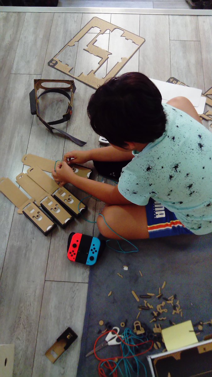 ekchannel8's tweet photo. 息子がお小遣いやvintedで売ったお金を使って、やっとゲットしたSwitchラボのロボット。思った以上に組み立てが沢山あって嬉しそう😄
立派なロボットになって下さい🔧🔨
#南仏の日常
#SwitchLabo https://t.co/JdX3uCH4WJ