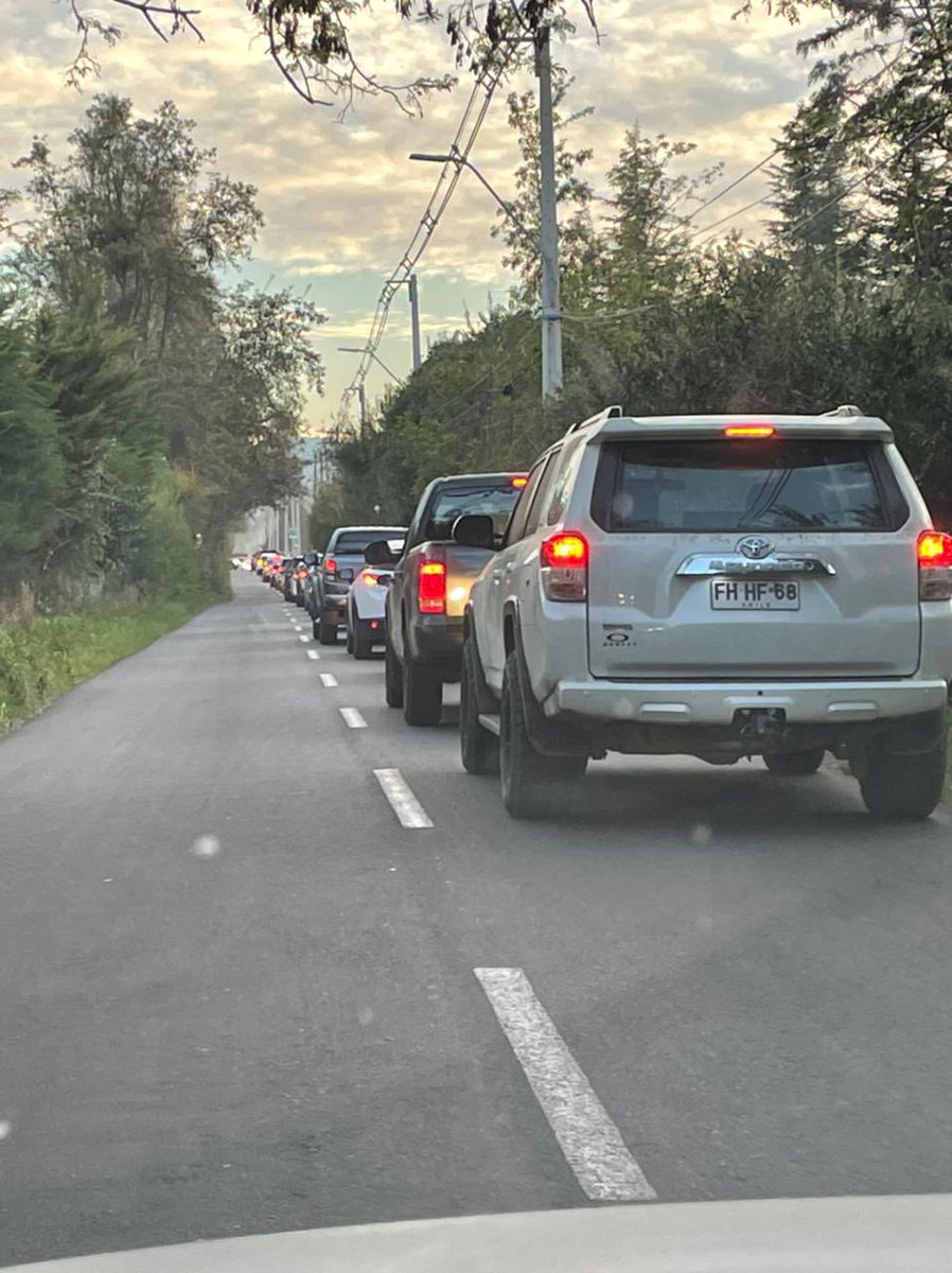 Pilar_Reyes's tweet photo. Señores @muni_colina @alelanta @chicureohoy esto es inviable, imposible salir x Santa Esther hacia Santa Elena por las mañanas y si quieres salir por liray con lo Pinto, PEOR…qué tal ayuda de @Carabdechile La gente no puede salir de sus casas y tampoco se puede salir de la calle https://t.co/1ZzqSf4qJT