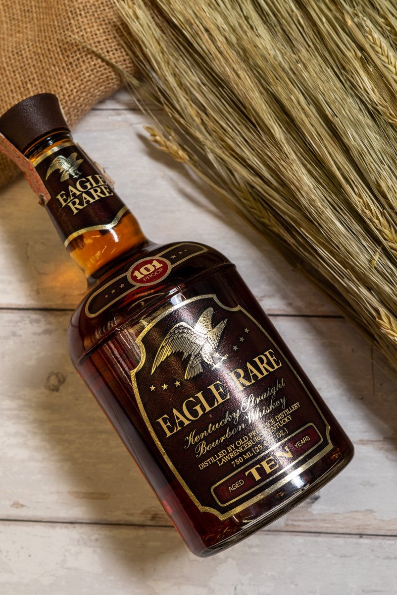 Mark_Littler's tweet photo. Shop the bottle here: https://t.co/6czROWgUU7 
This is a 10 year old Kentucky straight bourbon whiskey from the Old Prentice Distillery. The Eagle Rare 10 Year Old was bottled at 101 proof. It was discontinued in 2006. As a result, the remaining 101 proof is highly sought-after. https://t.co/oGCCCii41X