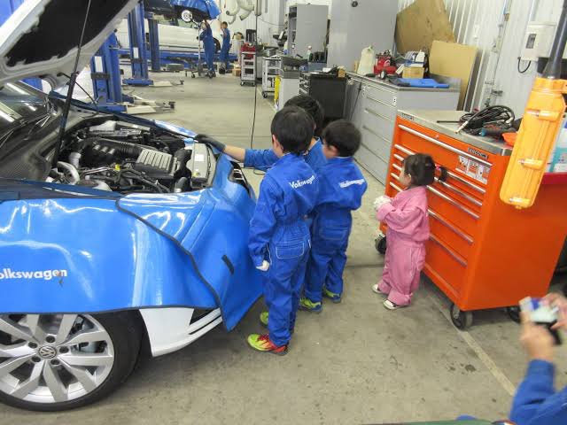 CarsalonKen's tweet photo. 大企業から町工場まで
子供達に何年も先、
希望を与えられる業界にしなくてはいけないわ。

自分もそうだったけど
こういう記憶はずーっと覚えてるから…

今の私達整備士と同じ想いはして欲しくない…

#不正車検　#自動車整備士
#整備士育成 https://t.co/8Z3uNumelD