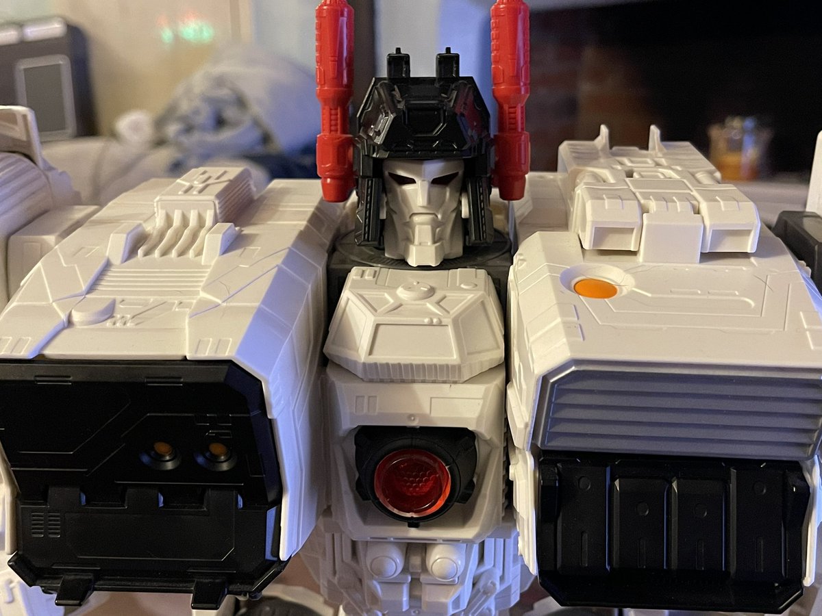 ToyTravelling's tweet photo. The stickering begins… #Transformers #Metroplex #Generations #TitanClass https://t.co/l5Xp2Z6GRu