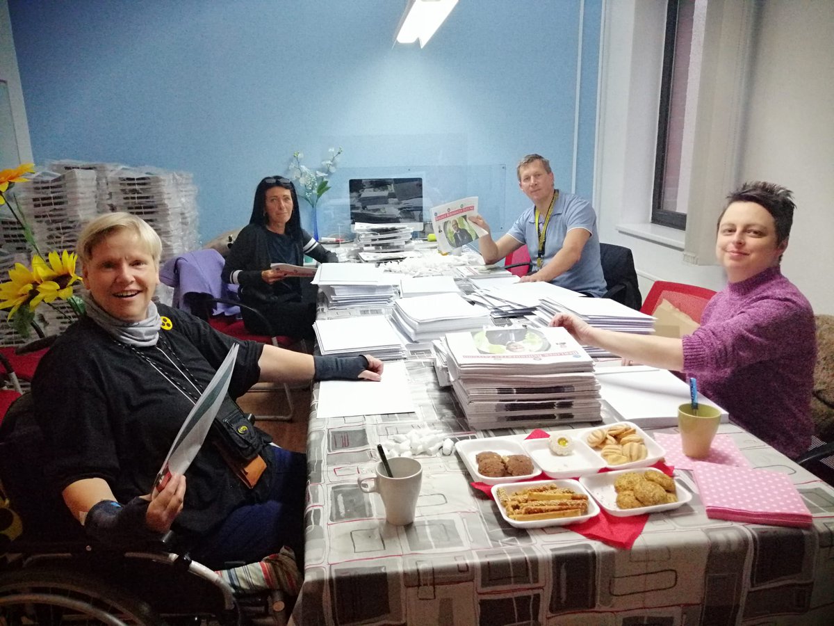 BBV_ev's tweet photo. Die #BBZ-Ausgabe Oktober ist #druckfrisch beim #BBV angekommen und wird von einem kleinen #Versandteam eiingetütet, sodass Ihr alle unsere neue BBZ-Ausgabe in den nächsten Tagen lesen können.
Wir wünschen schon mal viel Spaß beim #Lesen und vielen lieben Dank ans #Team!
#Zeitung https://t.co/tdDO28Qwqp