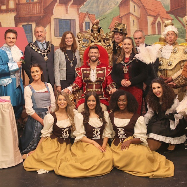 What a treat to welcome the Civic party including Mayor Councillor Jackie Kirk, Mayor’s Consort Michael Williams, City Sheriff Steve Dixon, &amp; Sheriff’s Lady Lyndsay Dixon.
Have you got your tickets yet for #NTRBeautyandtheBeast2021 (7th Dec-9th Jan):
bit.ly/2TC5eHA