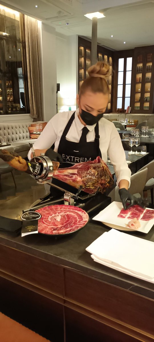 dmanso73's tweet photo. Muy original la presentación de @DehesaDeLuna en la que el vino y el jamón Ibérico de @Extremiberico hacen un perfecto conjunto gastronómico. El primer programa gastronómico presentado por unos dibujos animados 👌🍷 https://t.co/SIyh9kQDNT