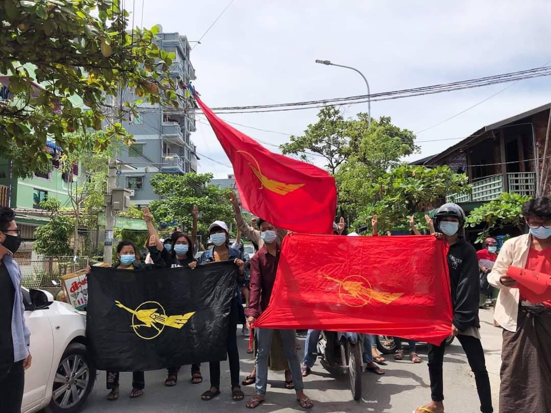 We are Saffron Peacocks! #Mandalay Based University Student's Union Strike took to the streets protesting against the dictator & waving the Peacock Flag. #MyanmarEconomicCollapse #Sep29Coup #WhatsHappeningInMyanmar https://t.co/WCcrbUDrYe