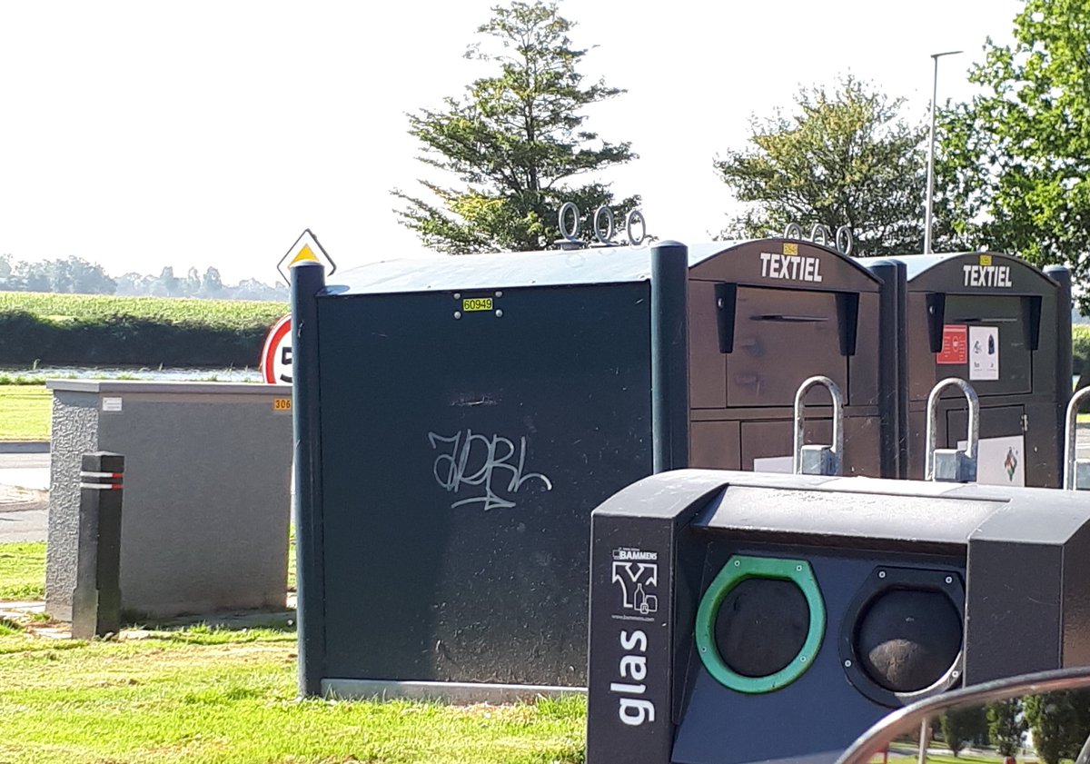 Pol_Baart's tweet photo. Nog steeds is de #polderkunstenaar ��� actief. Onlangs in #Tollebeek en nu verschuift deze het "werkterrein" naar #Emmeloord en gebruikt o.a. de letters "J D L R". Helaas op openbaar meubilair dus wij betalen met z'n allen de schoonmaakkosten. Wie kent deze "tag"? Graag reactie. https://t.co/ZmpX9be73l
