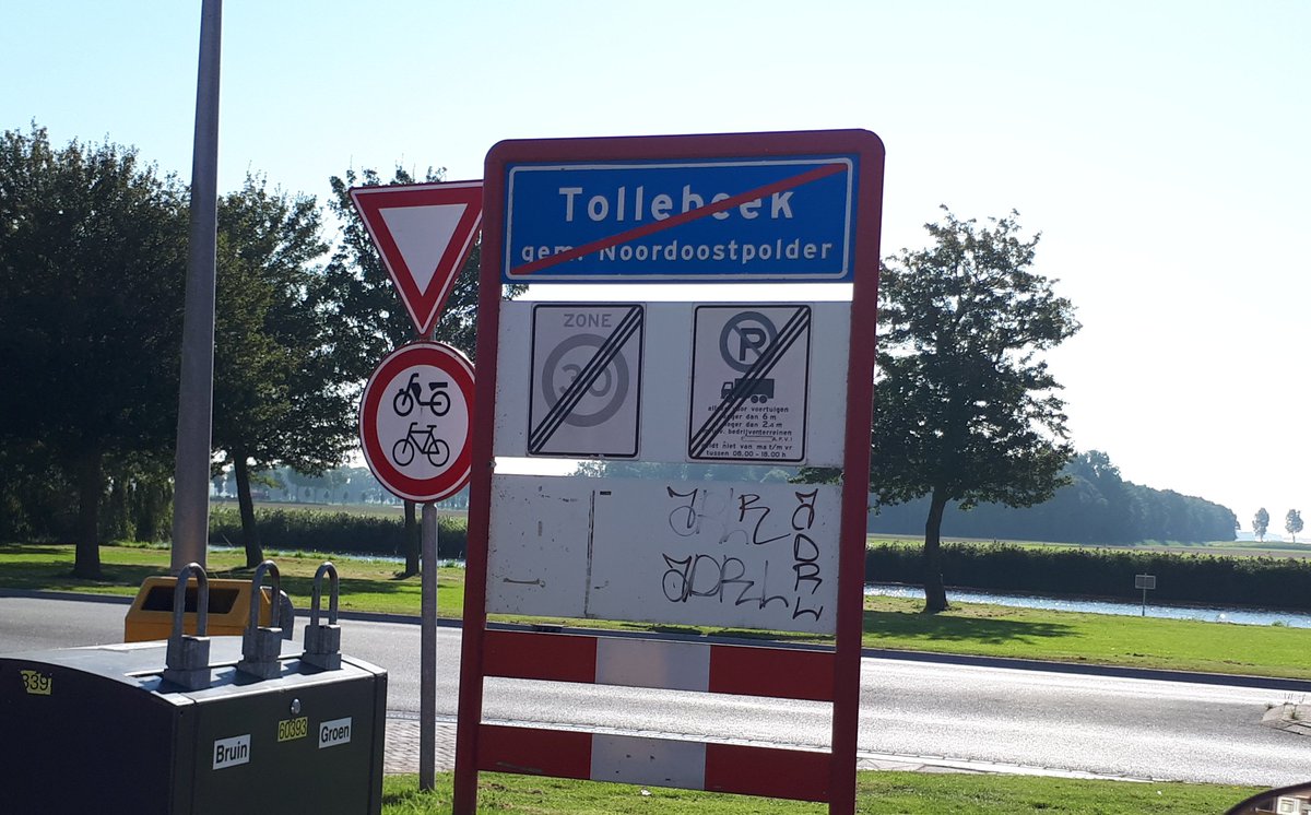 Nog steeds is de #polderkunstenaar 🙄 actief. Onlangs in #Tollebeek en nu verschuift deze het "werkterrein" naar #Emmeloord en gebruikt o.a. de letters "J D L R". Helaas op openbaar meubilair dus wij betalen met z'n allen de schoonmaakkosten. Wie kent deze "tag"? Graag reactie.