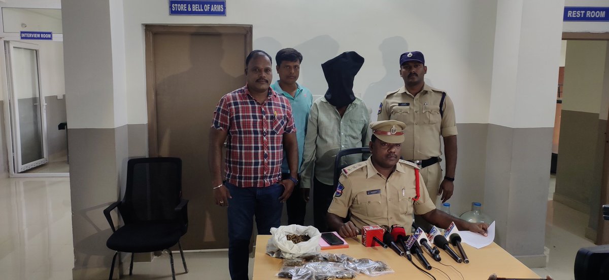 srdtownps's tweet photo. సంగారెడ్డి పట్టణంలో అక్రమంగా గంజాయి అమ్ముతున్న వ్యక్తిని సంగారెడ్డి పట్టణ ఇన్స్పెక్టర్ రమేష్ మరియు SI కోటేశ్వరరావు,ASI శ్రీనివాస్ రెడ్డి, కానిస్టేబుల్స్ శంకర్, శాకీర్, అన్వర్ పట్టుకొని ఈరోజు రిమాండ్ కు తరలించడం జరిగింది https://t.co/HOIQFr2SYq