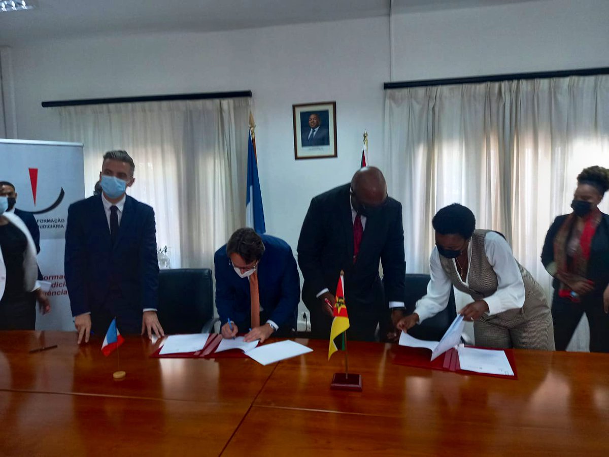 izzo_d's tweet photo. Très heureux de recevoir une délégation de @ENM_France à #Maputo pour développer échanges et expertises dans le domaine de la formation des professionnels du droit et renforcer la coopération avec le Centre de Formation Juridique et Judiciaire #CFJJ mozambicain 🇲🇿 https://t.co/AuuYyQNa0I