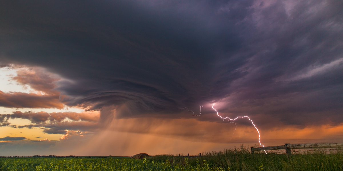 emmett_sparling's tweet photo. From a crazy thunderstorm just outside of Calgary, AB. 
#landscapephotography https://t.co/loSV7wfExe