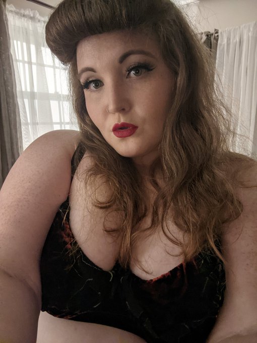 Behind the scenes 🥰😇😈 #photography #vintage #pinupmodel #altgirlsofonlyfans https://t.co/MusH4Y87vI