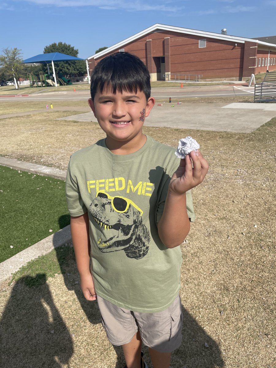 BColacecchi's tweet photo. I love how my friends pick up trash at recess! Thank you for taking care of this place! #RogersActsofKindness @RogersFrisco #RogersFrisco2021 https://t.co/cIDyvcxxNd