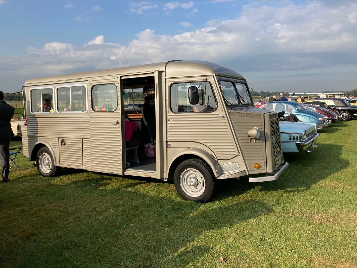 <a href="/HVanworld/">HVanworld</a> on the Lavant bank <a href="/goodwoodrevival/">Goodwood Revival</a> ;
Fabulous event (as usual) and lovely weather on Saturday.