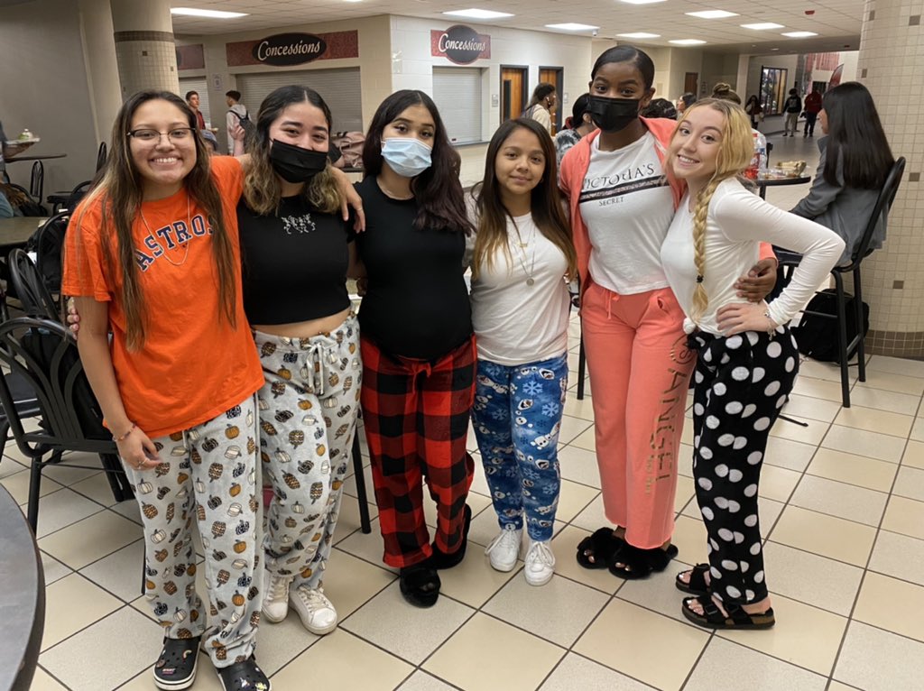 leahmendozaa's tweet photo. lunch besties💕💕💕 #bob21 #vwhs @VictoriaISD https://t.co/zhmGEFrthQ