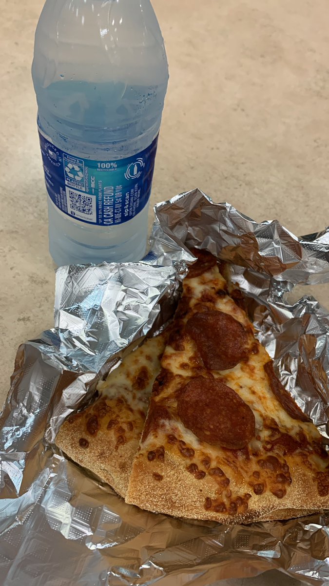 Amy_14_5's tweet photo. Lunch time 2nd lunch  @VictoriaISD #vehs #bob21 https://t.co/evd8mgQhg9