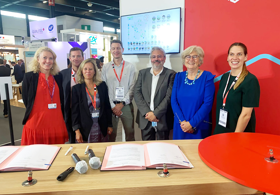 #1001Evènements┃#LogisMéditerranée intègre le programme #Nature2050 porté par #CDCBiodiversité ! Signature au #CongrèsHLM par Sandrine BORDIN et <a href="/M_Louradour/">Marianne Louradour</a> d'une convention en faveur de la #TransitionEcologique : 1 m² construit= 1m² de biodiversité restaurée. ©CDC Biodiversité