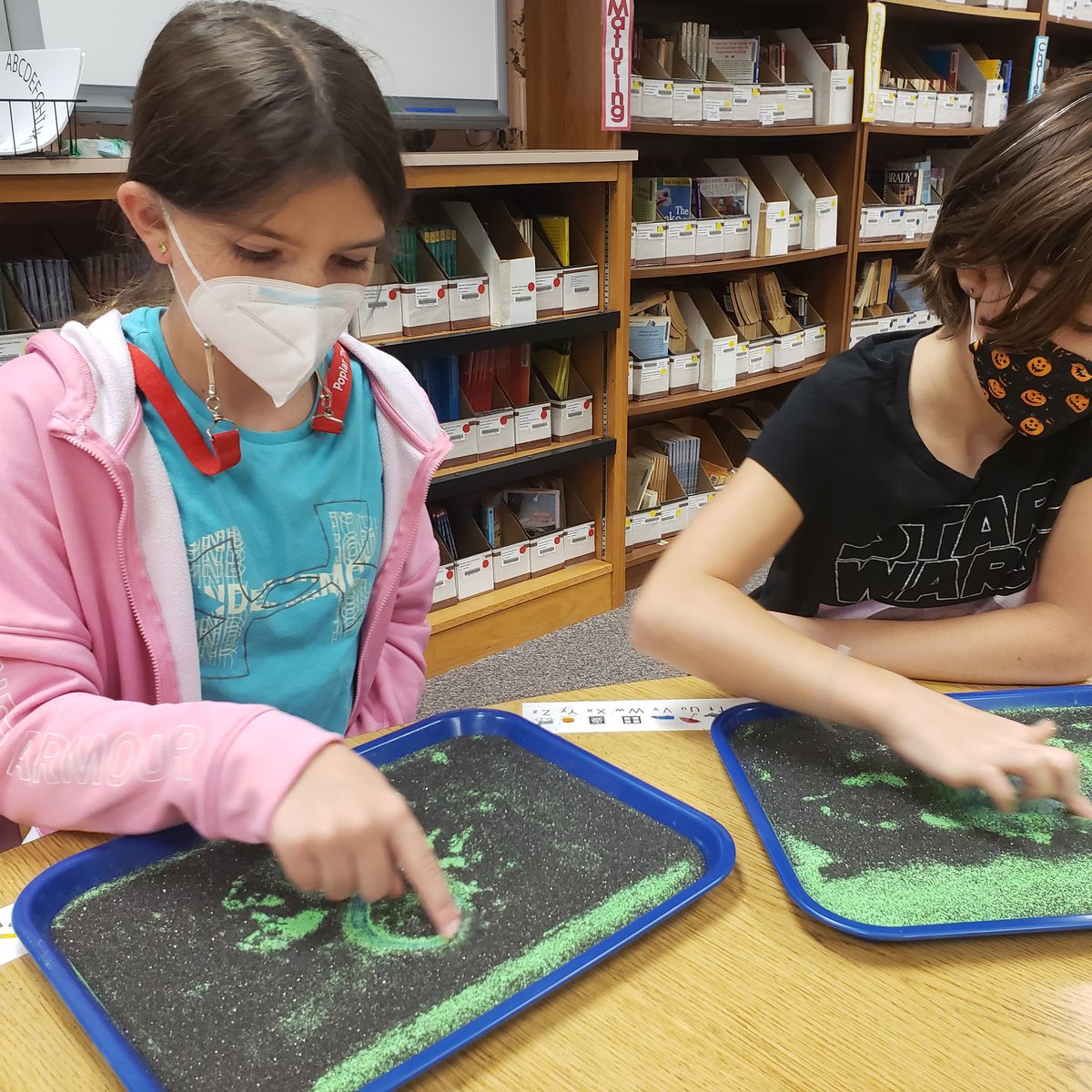 PTES_Reads's tweet photo. Getting our phonics work in the multisensory way!  Oh what fun!
#sandallovermytable #magicsand @PoplarTreeES https://t.co/Es9ioSrD2u