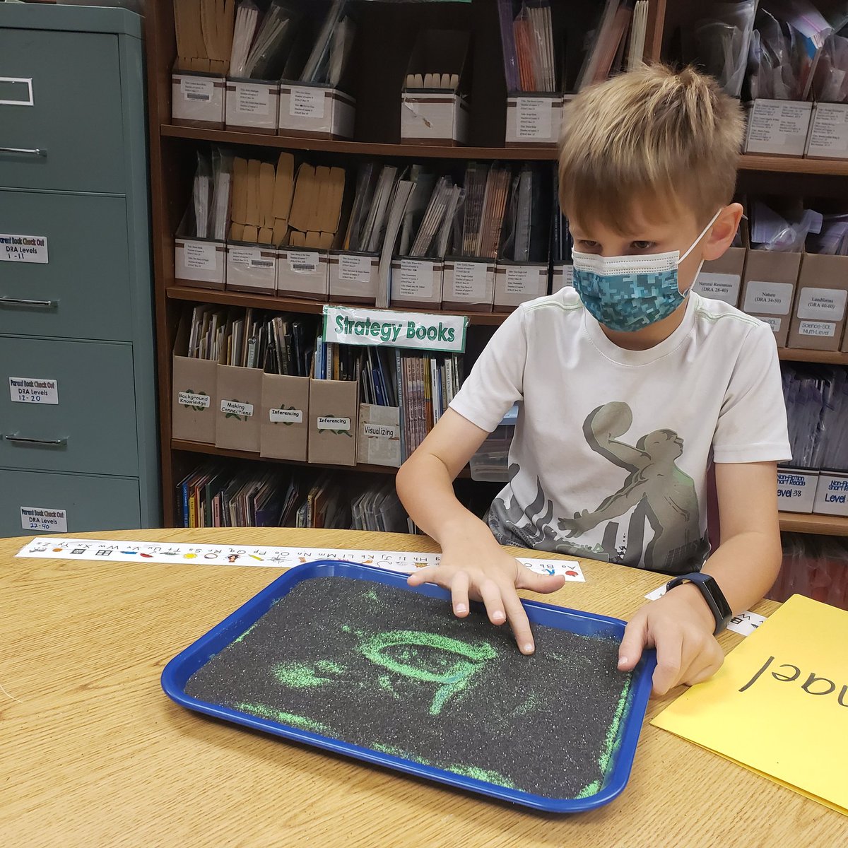 PTES_Reads's tweet photo. Getting our phonics work in the multisensory way!  Oh what fun!
#sandallovermytable #magicsand @PoplarTreeES https://t.co/Es9ioSrD2u
