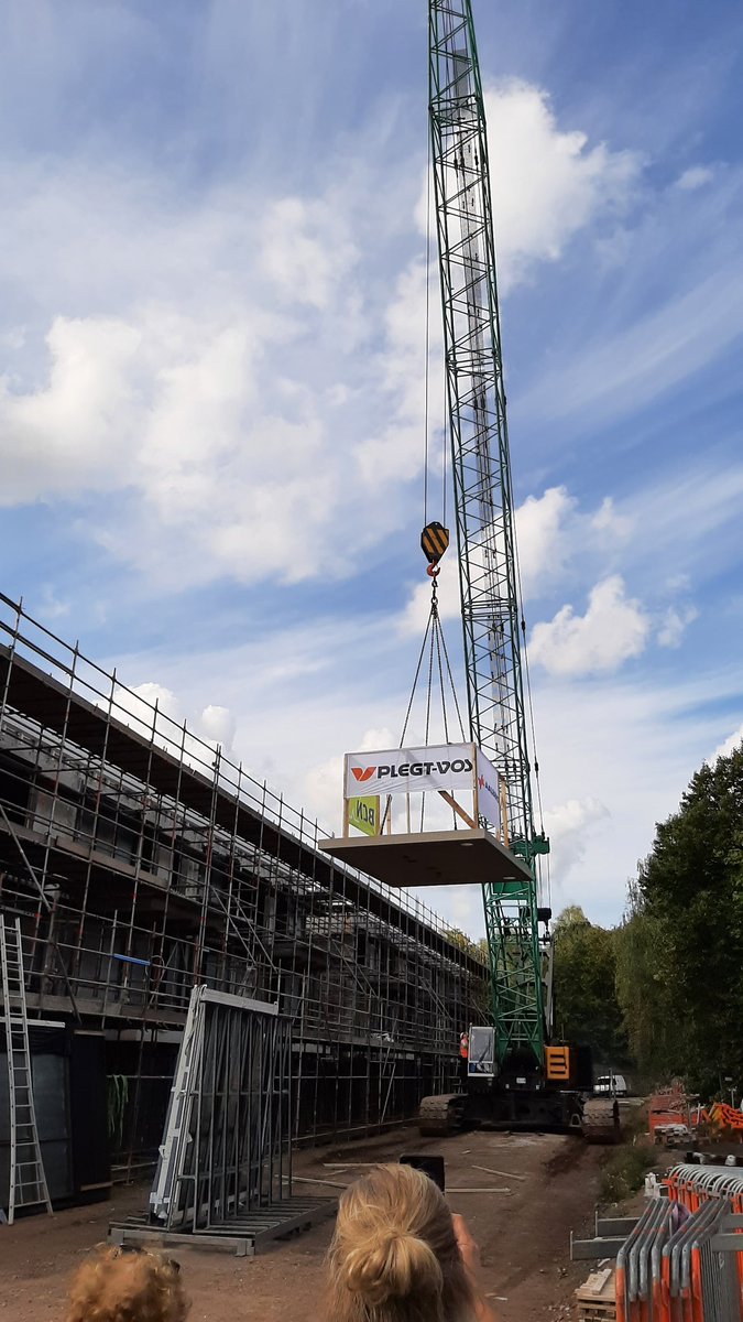 VNLarchitecten's tweet photo. Gisteren werd het hoogste punt gevierd voor de nieuwbouw van Westerholm in Haren. Altijd weer een bijzonder moment om te zien hoe een ontwerp van ons bureau gestalte krijgt. https://t.co/zs8knC4gz2