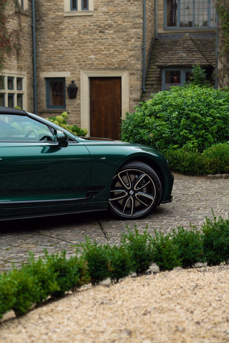 Lean, mean, and best in green. The Bentley #Continental #GT #Convertible 

📸 <a href="/_havisuals/">HAVisuals</a>
#WorldOfBentley <a href="/bentleymotors/">Bentley Motors</a> <a href="/whatleymanor/">ragleyhall</a> 
-
Continental GT Convertible WLTP drive cycle: combined fuel consumption: 19.1 mpg (14.8 l/100 km), combined CO₂: 336 g/km