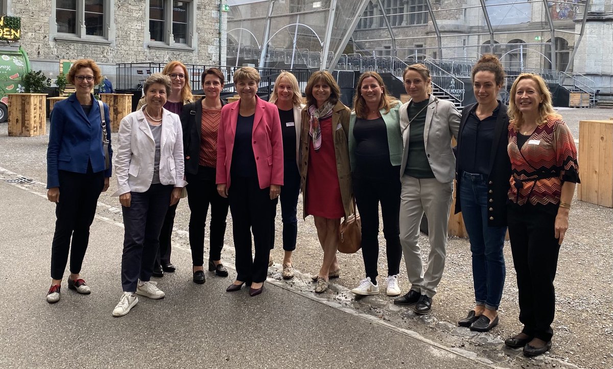 Elisabeth_S_S's tweet photo. Frauenpower am Fraktionsausflug der ⁦@Mitte_Centre⁩ in Zürich. Hier im #Landesmuseum mit ⁦@Violapamherd #GiannaLuzio @pamattle⁩ ⁦@KathyRiklin⁩ ⁦@BulliardMarbach⁩ ⁦@YvonneBuergin⁩ ⁦@KWeyermann⁩ #MurielHaunreiter u.v.a.m. https://t.co/LUiM4d6RRI