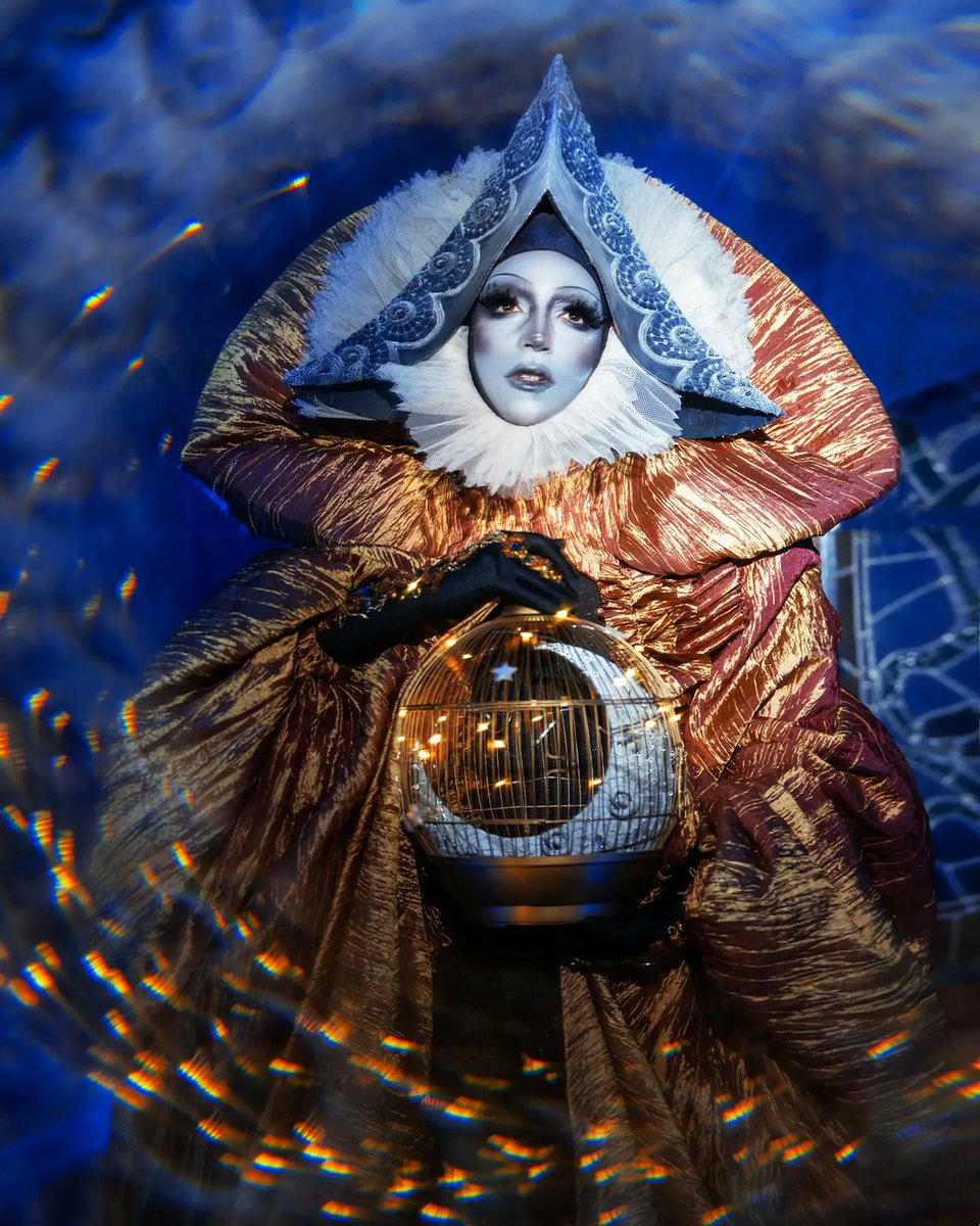 cpherart's tweet photo. 🎨LA MÁS PINTADA🎨
🌙✨"CAZADORA DE ASTROS" - REMEDIOS VARO 🌙✨
Segundo reto @lamasdraga

Agradecimientos a @_casterclass por las fotos ❤️ y casona.armeria ✨

Vestuario por mi &amp; @ritsu.16 
Tocado y luna  @ank_cosart
Atrapadora @be_calypso

#cpher #cpherlamas #LAMASDRAGA #lmd4 https://t.co/zzSaPJq1n5