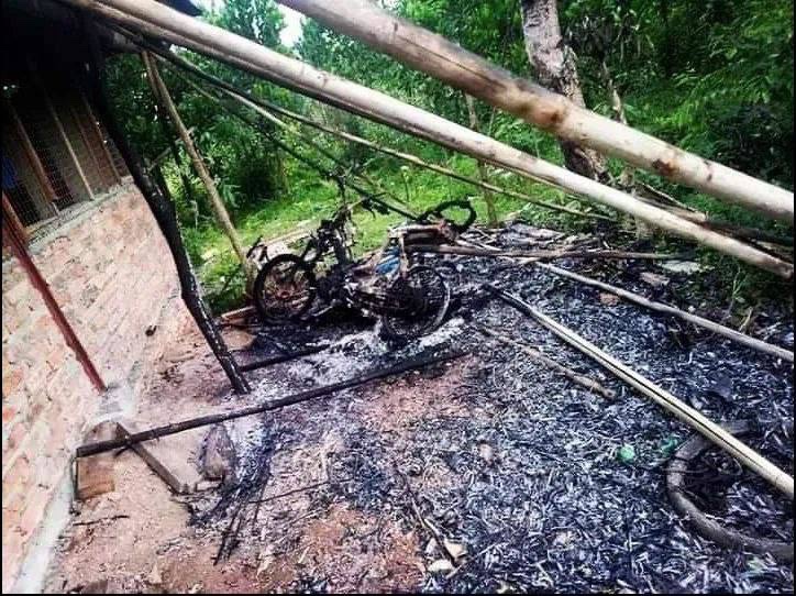 MS23417069's tweet photo. SAC abducted 2 villagers from Mayangone village, Mon state, tied them up with rope, &amp; tortured them violently without any reason. #MyanmarEconomicCollapse #Sep29Coup #WhatsHappeningInMyanmar https://t.co/sDRuLGqGDh