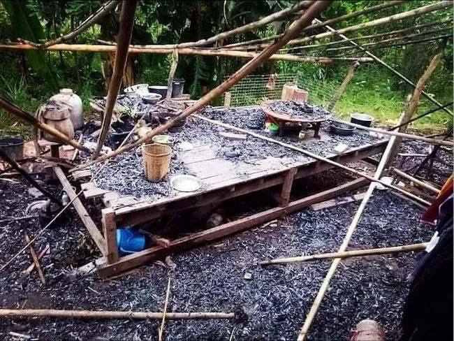 MS23417069's tweet photo. SAC abducted 2 villagers from Mayangone village, Mon state, tied them up with rope, &amp; tortured them violently without any reason. #MyanmarEconomicCollapse #Sep29Coup #WhatsHappeningInMyanmar https://t.co/sDRuLGqGDh