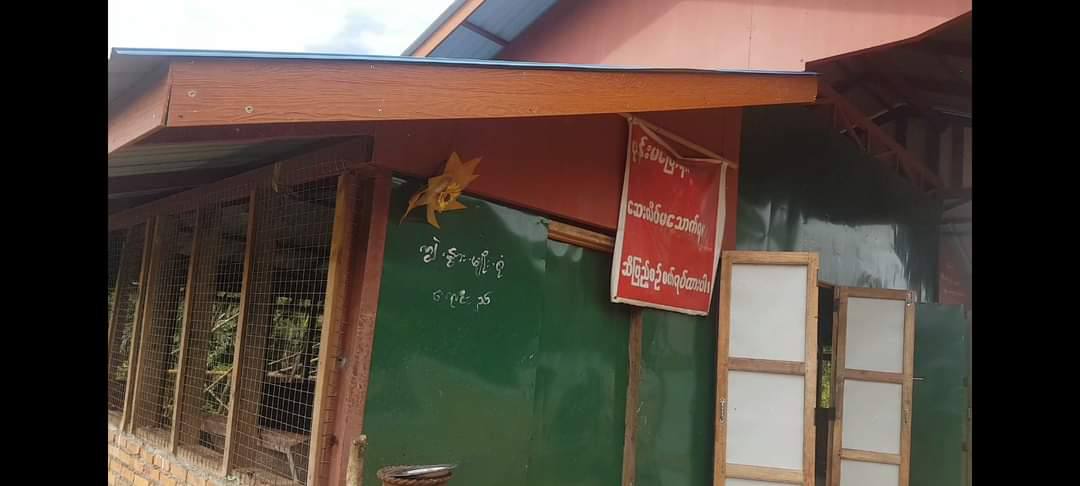 MS23417069's tweet photo. SAC abducted 2 villagers from Mayangone village, Mon state, tied them up with rope, &amp; tortured them violently without any reason. #MyanmarEconomicCollapse #Sep29Coup #WhatsHappeningInMyanmar https://t.co/sDRuLGqGDh