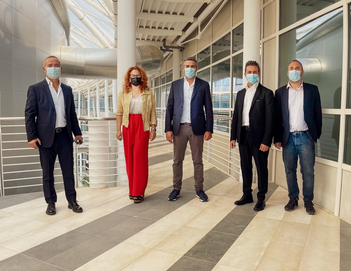 Oggi ho incontrato in Regione <a href="/riccardo_fra/">Riccardo Fraccaro</a> , deputato e amico del Movimento 5 Stelle.
Abbiamo parlato della necessità di continuare a raccontare il Superbonus 110%, di cui lui è autore.
facebook.com/GraziaDiBari/p…
#superbonus #Superbonus110 #redditoenergetico #puglia #regionepuglia