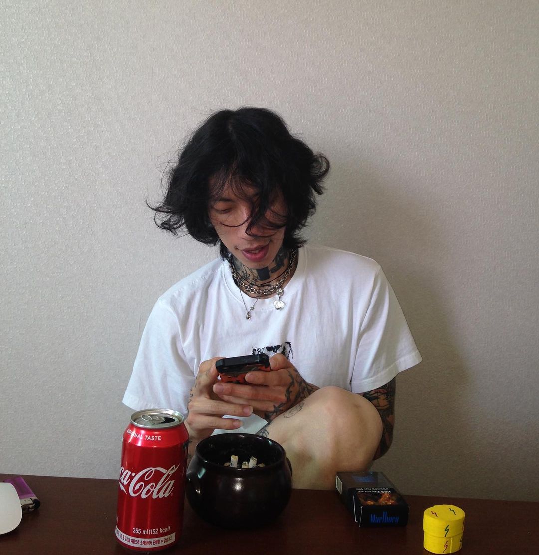 kiimdami's tweet photo. why buy matching items when you can match your haircut with your lover? https://t.co/L1jFZOnurk